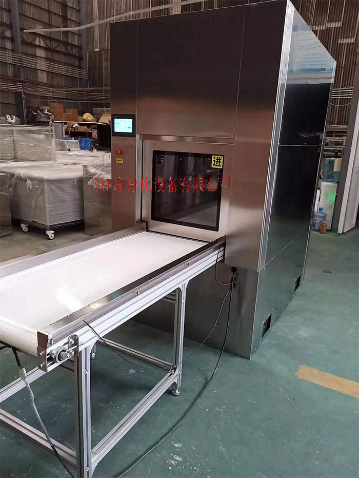 輸送帶傳遞窗還可吹淋被傳遞物品的表面，防止物品可能攜帶塵埃進(jìn)入潔凈室。