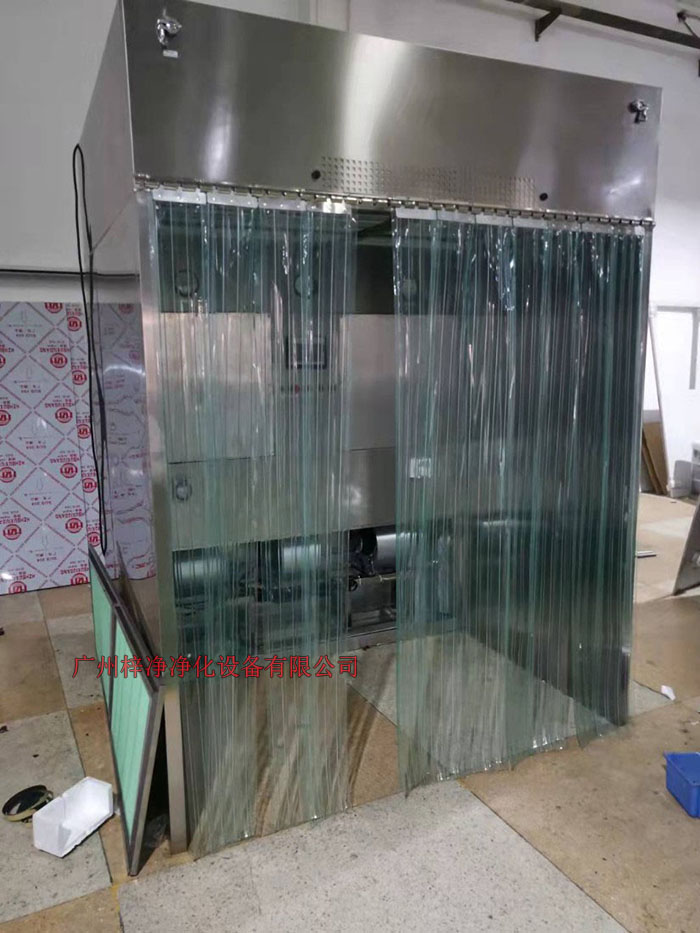 潔凈層流采樣車具體要求；從室內(nèi)空氣經(jīng)過初效過濾器，從高效空氣過濾器出風(fēng)，配無隔板高效過濾器過濾效率為：99.99@0.3μm和G4級(jí)初效過濾器，確保凈化級(jí)別，靜態(tài)100級(jí)美聯(lián)邦209E標(biāo)準(zhǔn)；