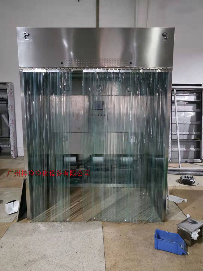 潔凈層流采樣車具體要求；從室內(nèi)空氣經(jīng)過初效過濾器，從高效空氣過濾器出風(fēng)，配無隔板高效過濾器過濾效率為：99.99@0.3μm和G4級(jí)初效過濾器，確保凈化級(jí)別，靜態(tài)100級(jí)美聯(lián)邦209E標(biāo)準(zhǔn)；