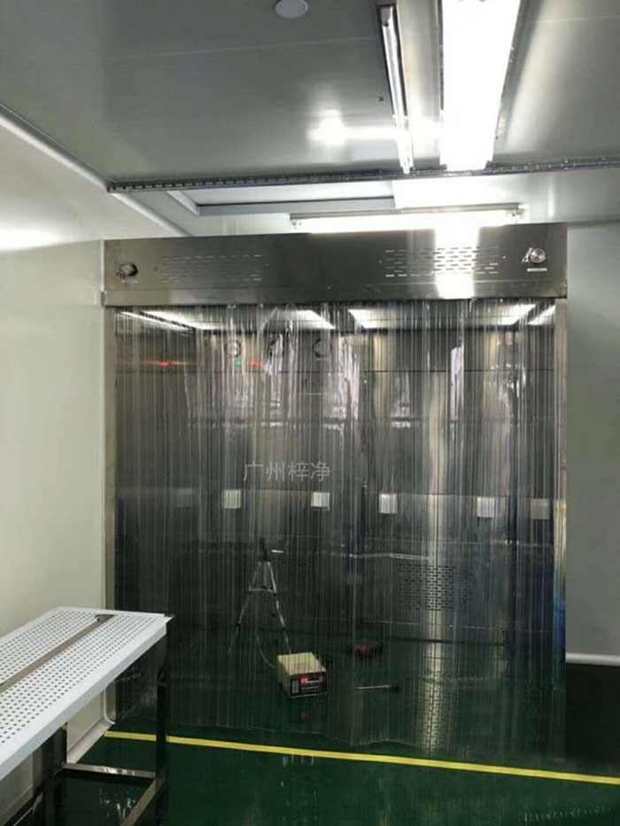 負壓稱量罩負壓稱量室內(nèi)空氣經(jīng)初效過濾器、中效過濾器，由離心風機壓入靜壓箱，在經(jīng)高效過濾器后從氣流擴散送風單元出風面吹出